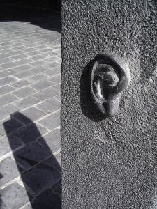 "Listen to me..." by Flickr user Michela Mongardi, CC BY 2.0