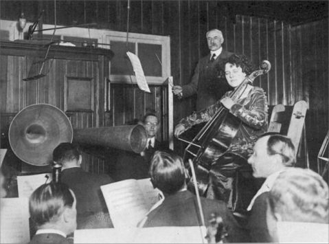 Acoustic recording session with Elgar and Beatrice Harrison, 1920